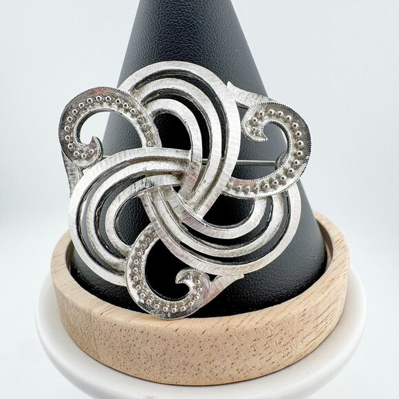 Vintage Monet Swirl Filigree Brooch Textured Elegance Glamour Timeless Retro - Picture 1 of 7